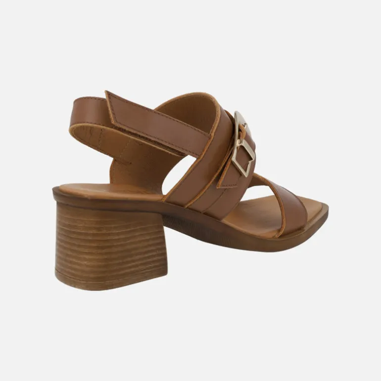 Sandalias de piel con hebilla decorativa y cierre de velcro