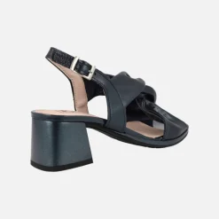 Sandalias de piel con nudo al empeine y tacones de 6 cms