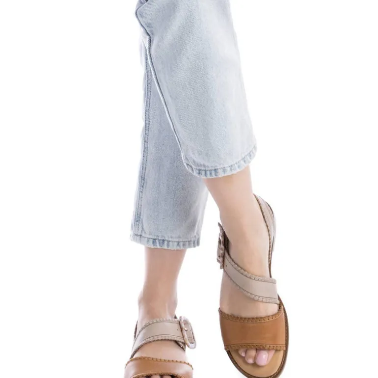 Sandalias de piel con pespuntes y hebilla nacarada