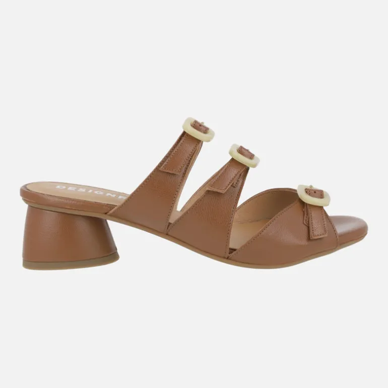 Sandalias de piel con tacón bajo y adorno de tres hebillas