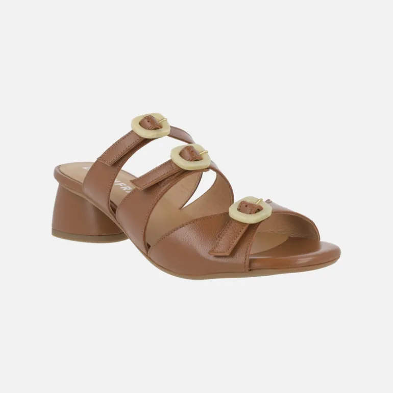 Sandalias de piel con tacón bajo y adorno de tres hebillas