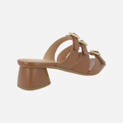 Sandalias de piel con tacón bajo y adorno de tres hebillas