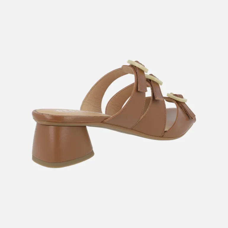 Sandalias de piel con tacón bajo y adorno de tres hebillas
