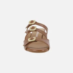 Sandalias de piel con tacón bajo y adorno de tres hebillas