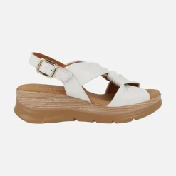Sandalias de piel con tiras entrelazadas y cierre de hebilla