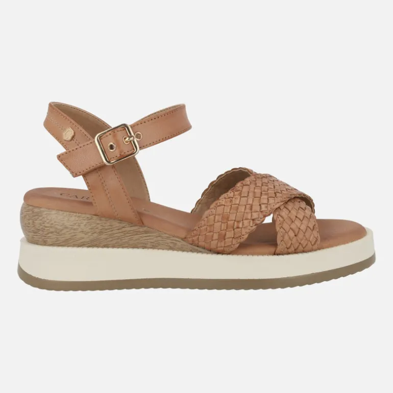 Sandalias de piel con tiras trenzadas y pulsera al tobillo