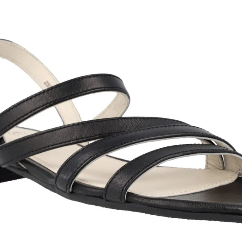Sandalias de piel con tiras y tacón bajo