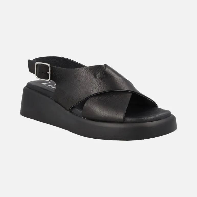 Sandalias de piel con tiras cruzadas y cierre de hebilla