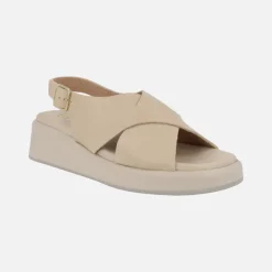 Sandalias de piel con tiras cruzadas y cierre de hebilla