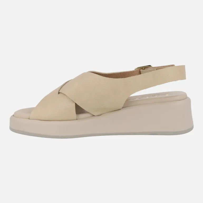 Sandalias de piel con tiras cruzadas y cierre de hebilla