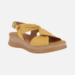 Sandalias de piel con tiras entrelazadas y cierre de hebilla