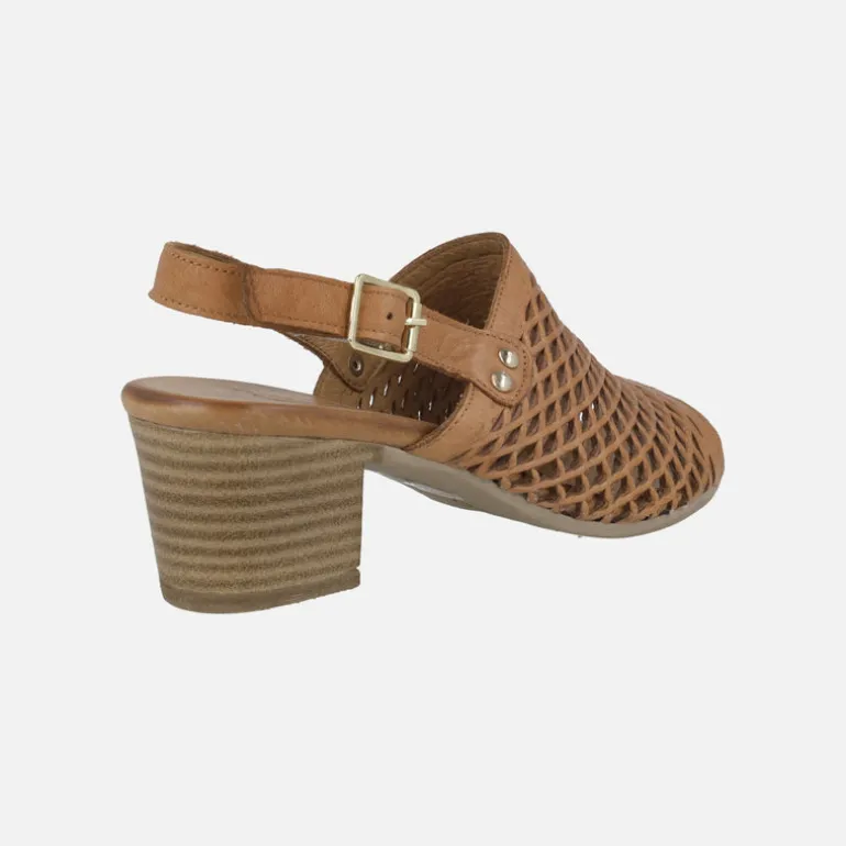 Sandalias de piel con troquelados y tacón medio Elda