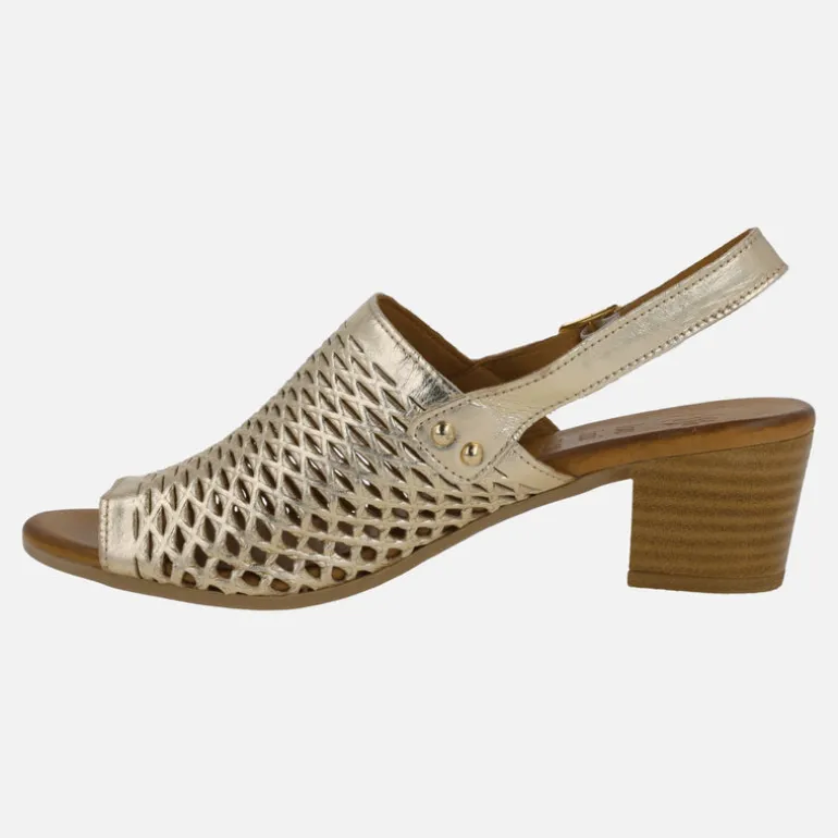 Sandalias de piel con troquelados y tacón medio Elda