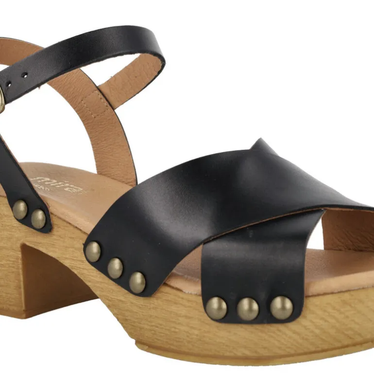 Sandalias de piel Cris con tiras cruzadas y tachas
