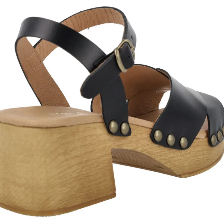 Sandalias de piel Cris con tiras cruzadas y tachas