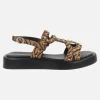 Sandalias de piel en animal print con tachas doradas