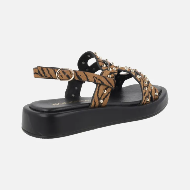 Sandalias de piel en animal print con tachas doradas