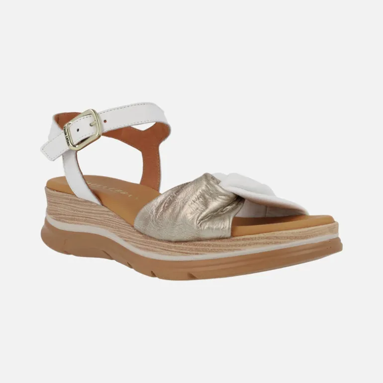 Sandalias de piel en bicolor blanco y oro con cierre de hebilla