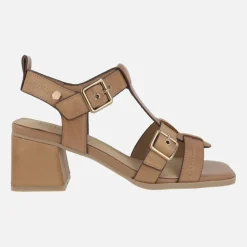 Sandalias de piel en camel con tacón y doble cierre de hebillas