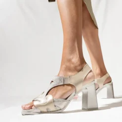 Sandalias de piel en combinado oro con tacón alto