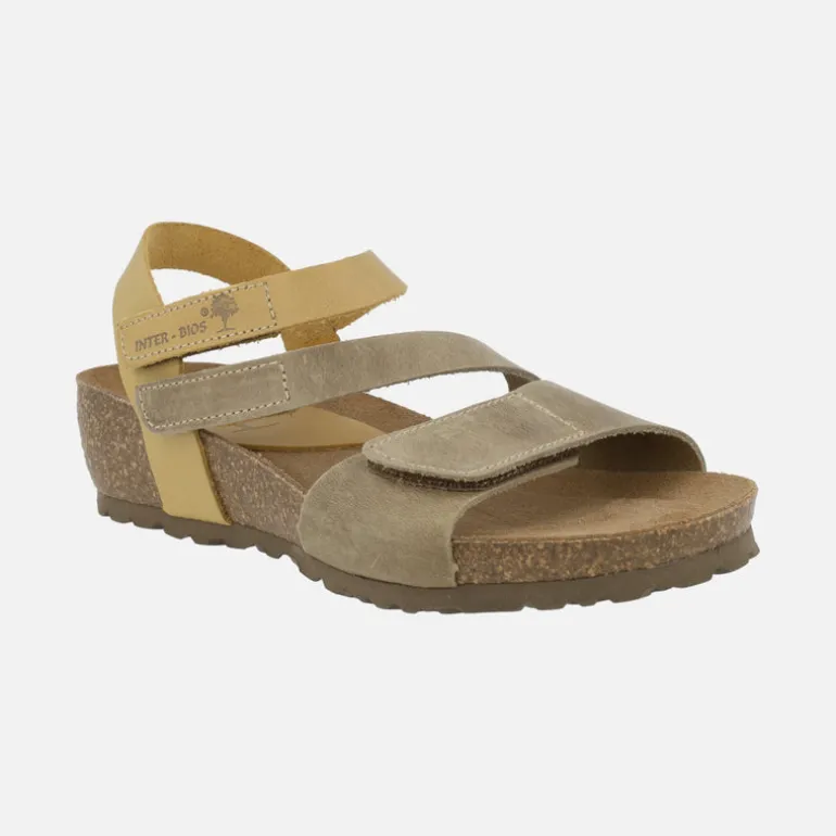 Sandalias de piel en combinado de kaki y mostaza con cierre de velcros