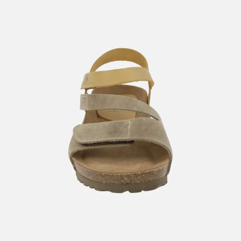 Sandalias de piel en combinado de kaki y mostaza con cierre de velcros