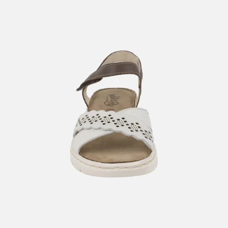 Sandalias de piel en combinado blanco y marrón con detalles troquelados