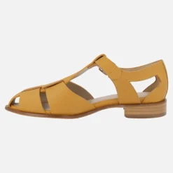 Sandalias de piel estilo cangrejeras Lottusse Claire en color cúrcuma