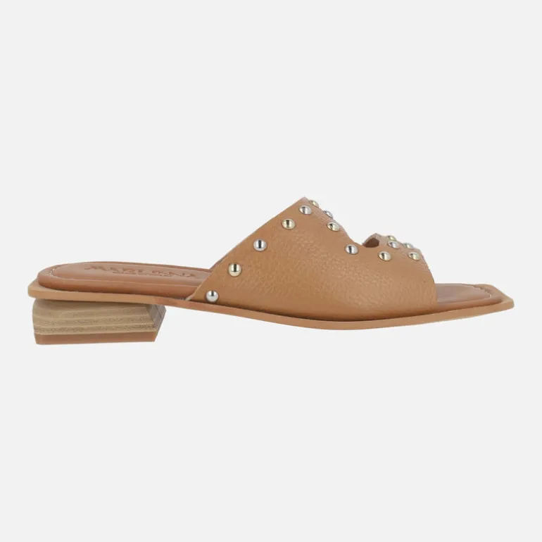 Sandalias de piel grabada con tachas metálicas