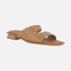 Sandalias de piel grabada con tachas metálicas