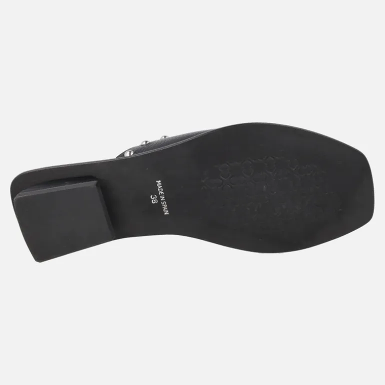 Sandalias de piel grabada con tachas metálicas