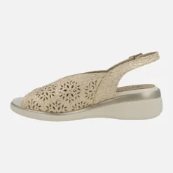 Sandalias de piel grabada beige con destellos oro y troquelados