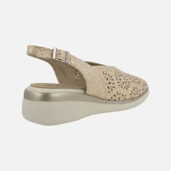 Sandalias de piel grabada beige con destellos oro y troquelados