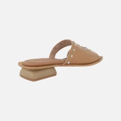Sandalias de piel grabada con tachas metálicas
