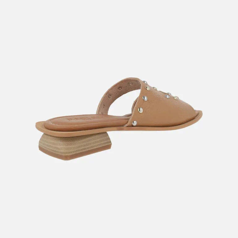 Sandalias de piel grabada con tachas metálicas