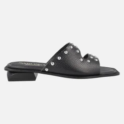 Sandalias de piel grabada con tachas metálicas