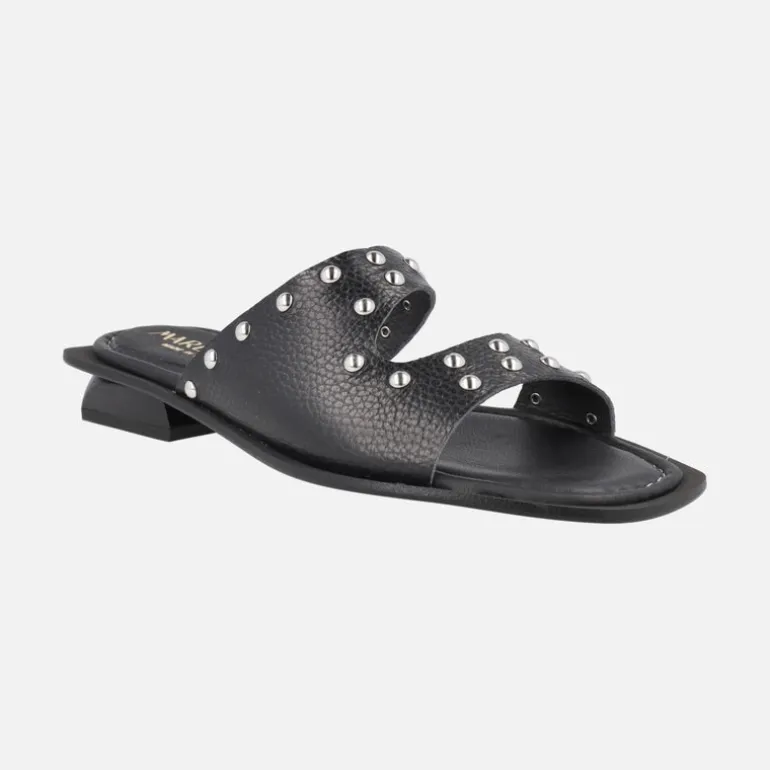Sandalias de piel grabada con tachas metálicas