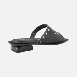 Sandalias de piel grabada con tachas metálicas