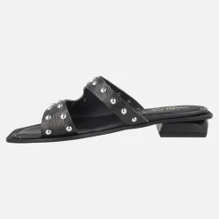 Sandalias de piel grabada con tachas metálicas