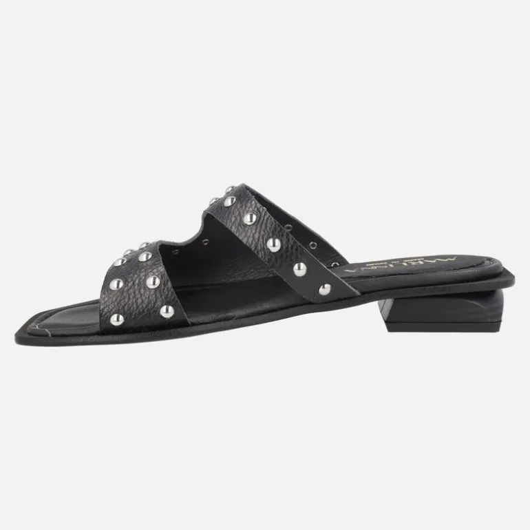Sandalias de piel grabada con tachas metálicas