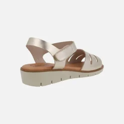 Sandalias de piel metalizada color oro con cierre de velcro
