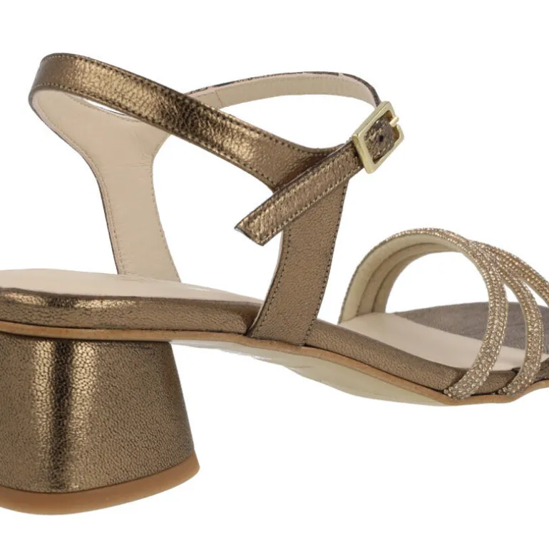 Sandalias de piel metalizadas Taimi con triple tira de strass