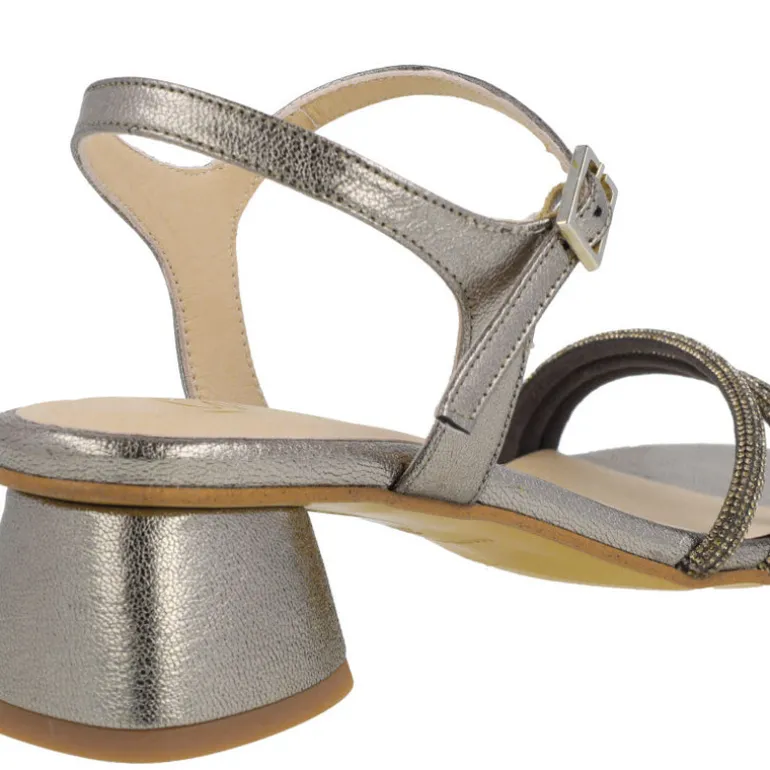 Sandalias de piel metalizadas Taimi con triple tira de strass