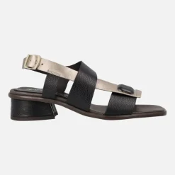 Sandalias de piel negras con tira en platino y cierre de hebilla