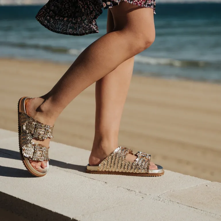 Sandalias de piel trenzada con hebillas joya