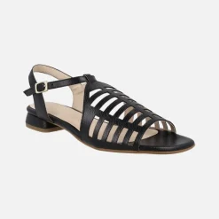Sandalias de piel troqueladas con cierre de hebilla