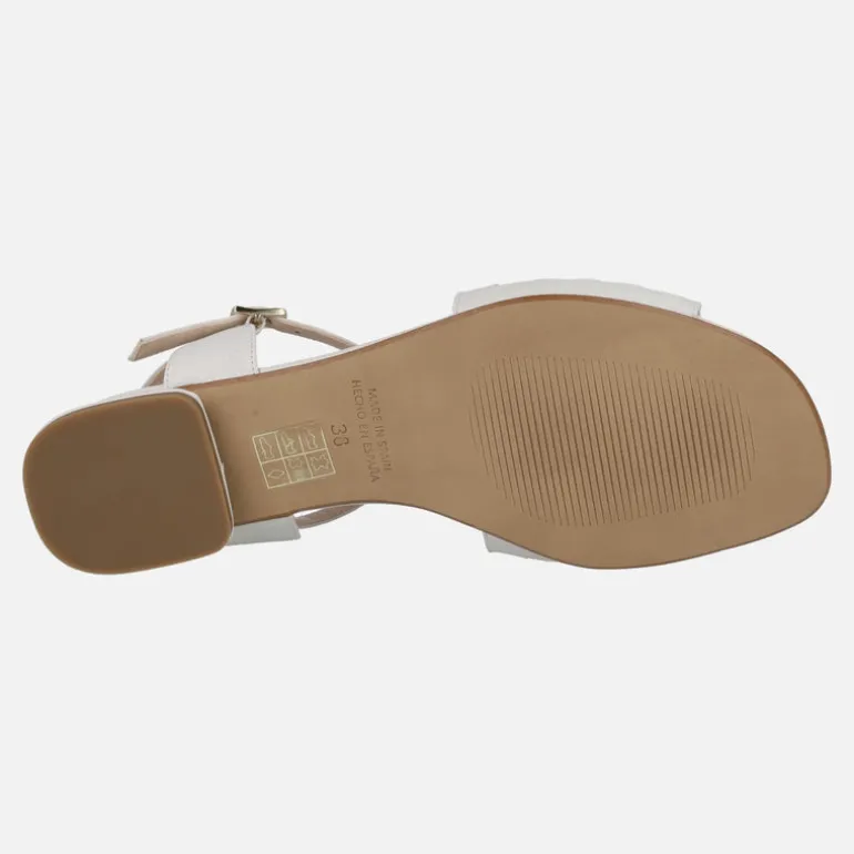 Sandalias de piel troqueladas con cierre de hebilla