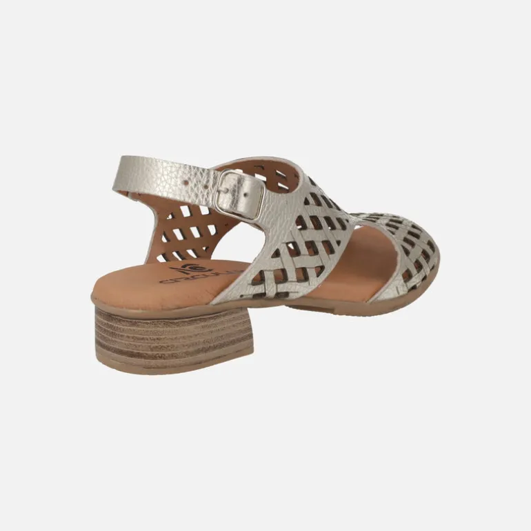 Sandalias de piel troqueladas con tacón bajo