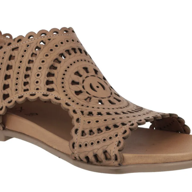 Sandalias de piel troqueladas con cremallera trasera