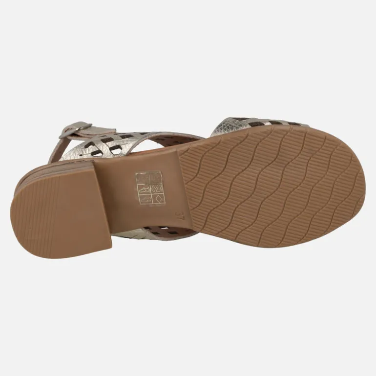 Sandalias de piel troqueladas con tacón bajo